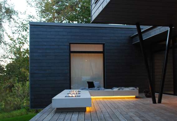 Minimalistisk lounge med LED belysning designet af havearkitekt Tor Haddeland